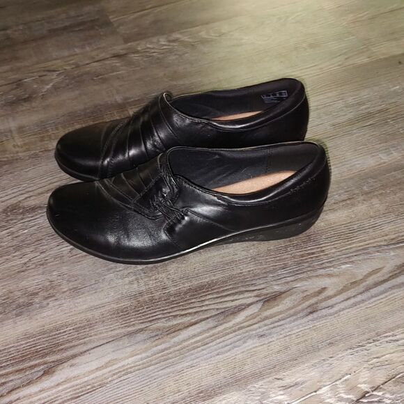 Clarks black slip on shoes Sz 8 - Picture 3 of 9